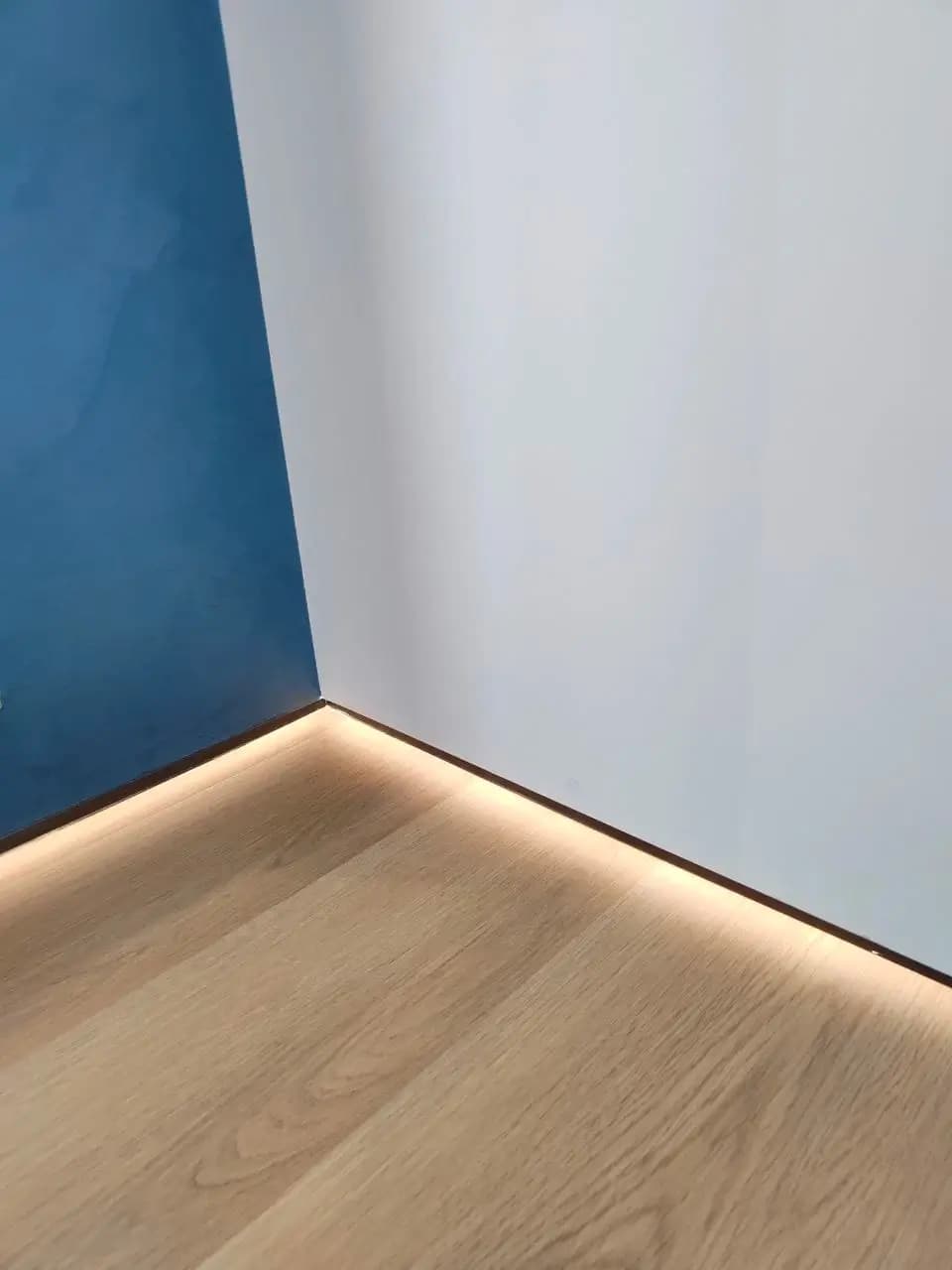Скрытый плинтус с LED-подсветкой пола