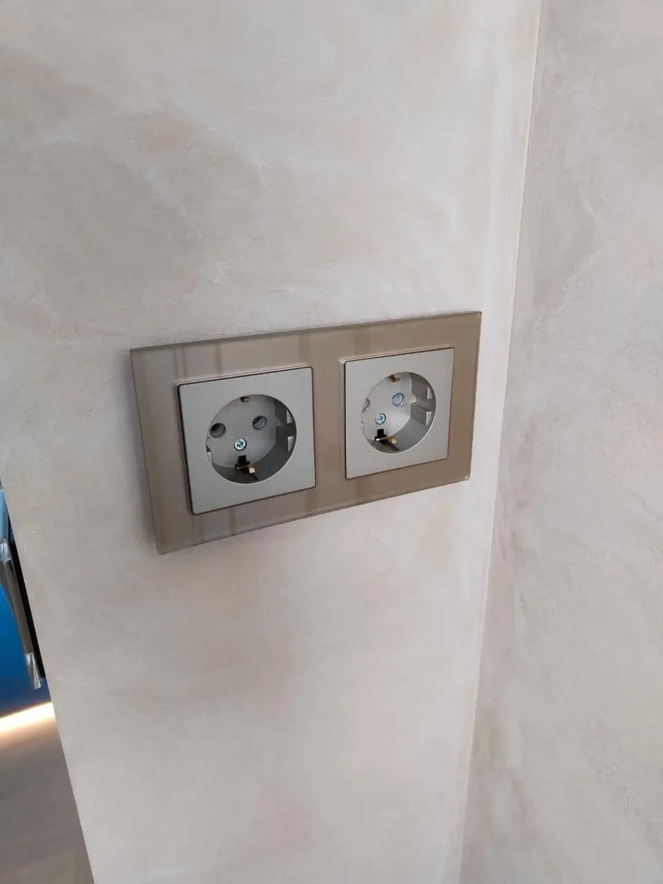 Двойная розетка в стеклянной рамке после чистового монтажа