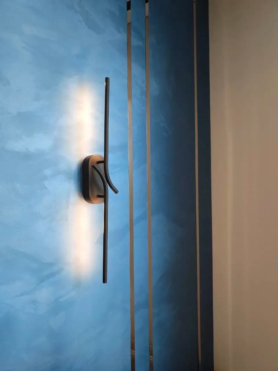 Монтаж настенного LED-светильника с подсветкой стены